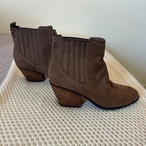 Women’s DV by Dolce Vita Yabella Taupe Booties
